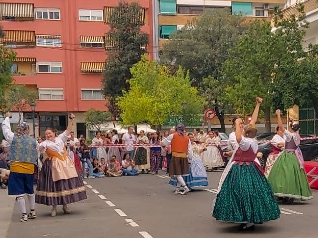 falleras ballando la calle